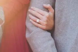 弟弟结婚，女子逼迫丈夫送1套房，丈夫拒绝:离就离，不离是狗图片