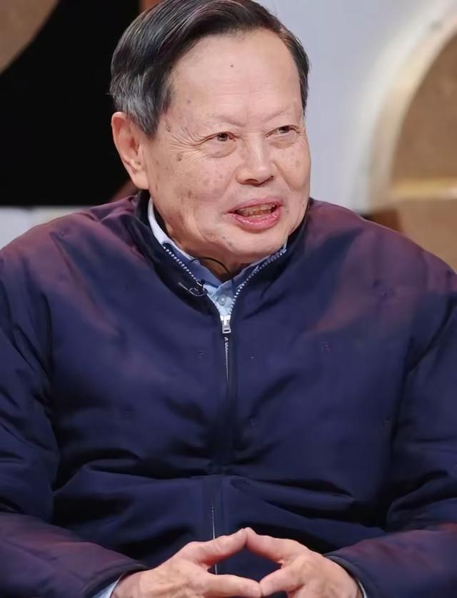 被世人误解的杨振宁，贡献有多大？比肩牛顿，诺奖都不是他的巅峰