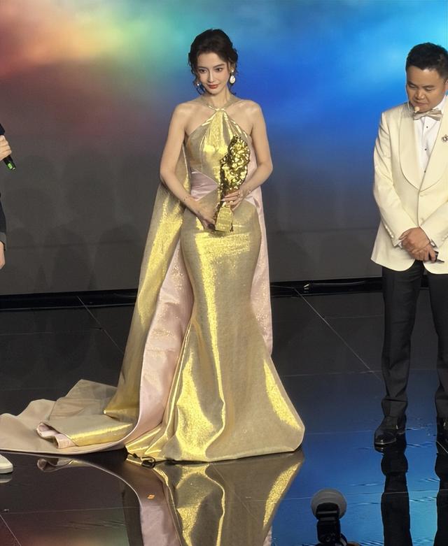 北京红毯太真实	，杨颖险些走光，钟丽缇挤出副乳，张雪迎脸僵肿