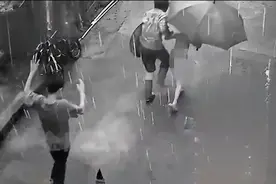 房屋倒塌前60岁奶奶感知异响冲回家救出2孩子后滑坡发生…图片