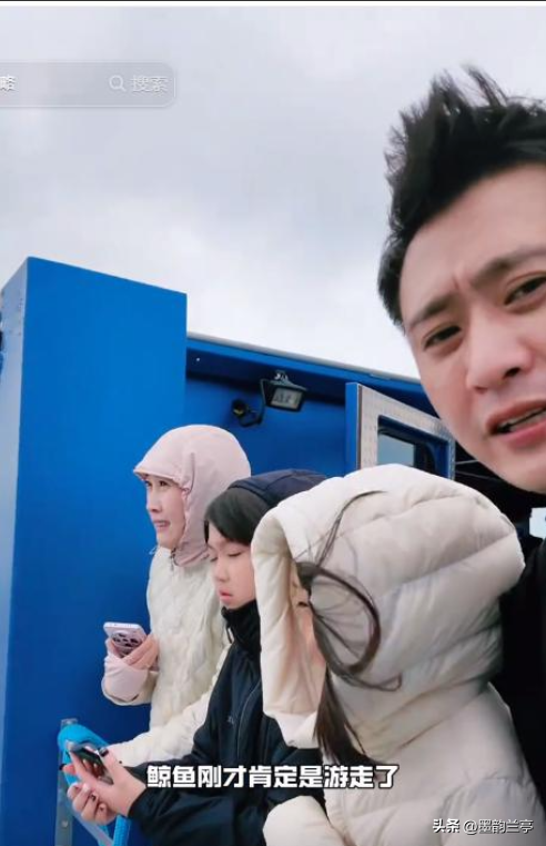 闯祸了！央视主持人出国旅游，携妻女高调炫海外生活，被网友骂惨