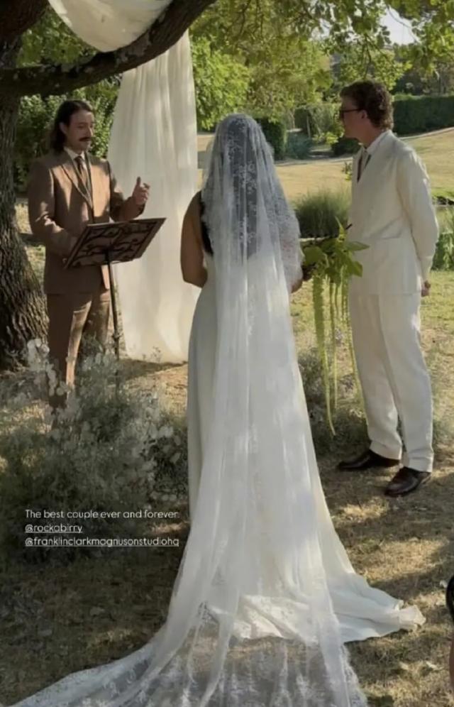 姜文到法国参加女儿婚礼，和前妻桑德琳再次见面，父女俩挽手入场