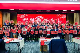 迎春送福送春联 翰墨飘香暖航天图片