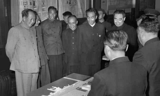 国务院原副总理逝世，北京前副市长当众下跪，家属：令我大吃一惊