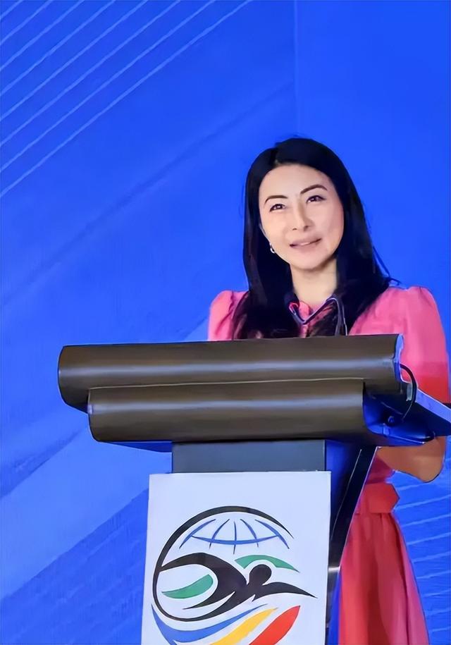 央视对郭晶晶的称呼变了，三字之差释放强烈信号，霍震霆全说对了