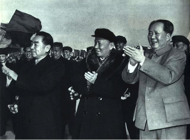 周恩来逝世后3小时遗体被解剖，邓颖超拿到结果后，瞬间泪流满面