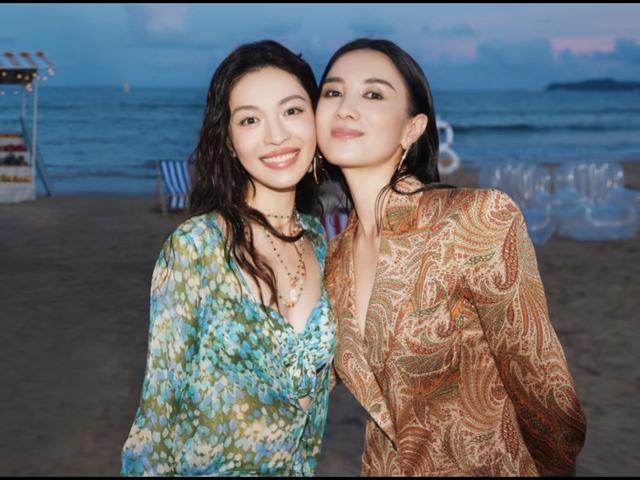 钟楚曦晒巴黎逛街照片，与宋佳同行，搞怪又可爱，友谊令人羡慕