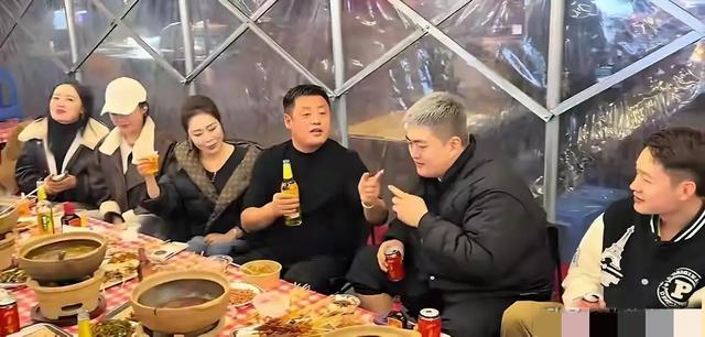 赵本山儿子请客吃砂锅，赵一楠染一头黄发，宋晓峰喝到脸泛红