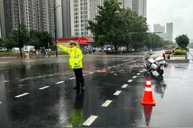郑州交警三支队全警动员战暴雨，这些积水点提醒您绕行！图片