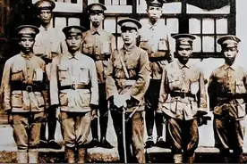 蒋介石为何喜欢拐杖？在他手里既能象征身份，又可用来责打下属图片