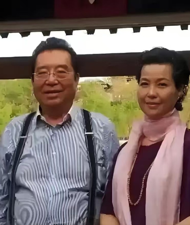87岁李双江近况曝光，带梦鸽同游新疆，儿子问题已解决，晚年幸福