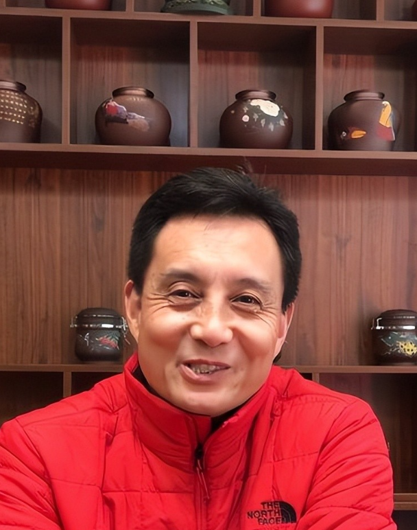 他被谢霆锋打成重伤，发妻6次流产绝情离开，如今街头卖卤肉为生