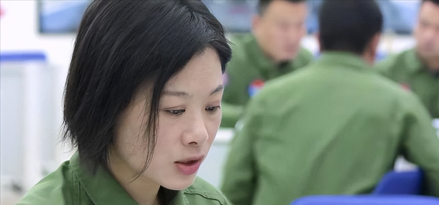 阅兵女机长身份曝光，私生活被揭露，付出牺牲，丈夫身份引关注。