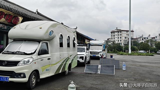 自驾路上的“假夫妻”：他扛行李她买水，背后藏着千万老人的孤独
