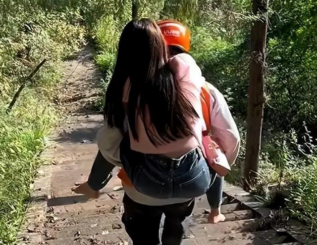 广东女子登山脚崴，被陌生小伙背40分钟下山，恶心的一幕出现了
