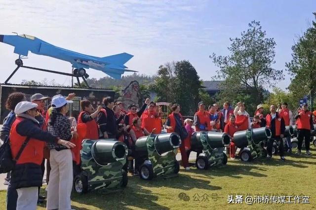 最美水杉林里志愿红