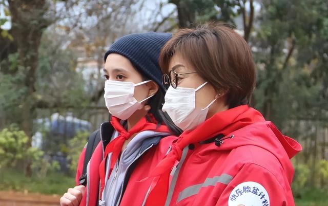 放弃争夺260亿遗产，带着女儿远走美国，如今才知道她有多明智