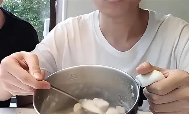 一块能顶8小时不饿，“救命口粮”压缩饼干，究竟咋吃最扛饿？
