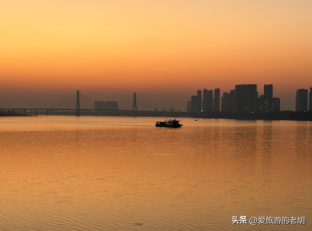 湖南这个城市毗邻长沙，没有高铁和火车，仅有一条高速公路过境