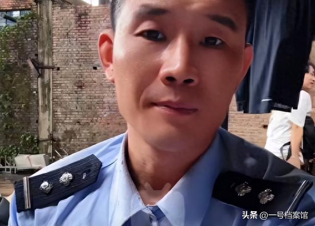 为了流量弄丢本心！这次穿警服带货还骂人的谢孟伟，道歉也没用了