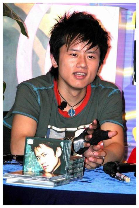 央媒发文，42岁张杰高调官宣喜讯，全网恭喜，终于等到这一天