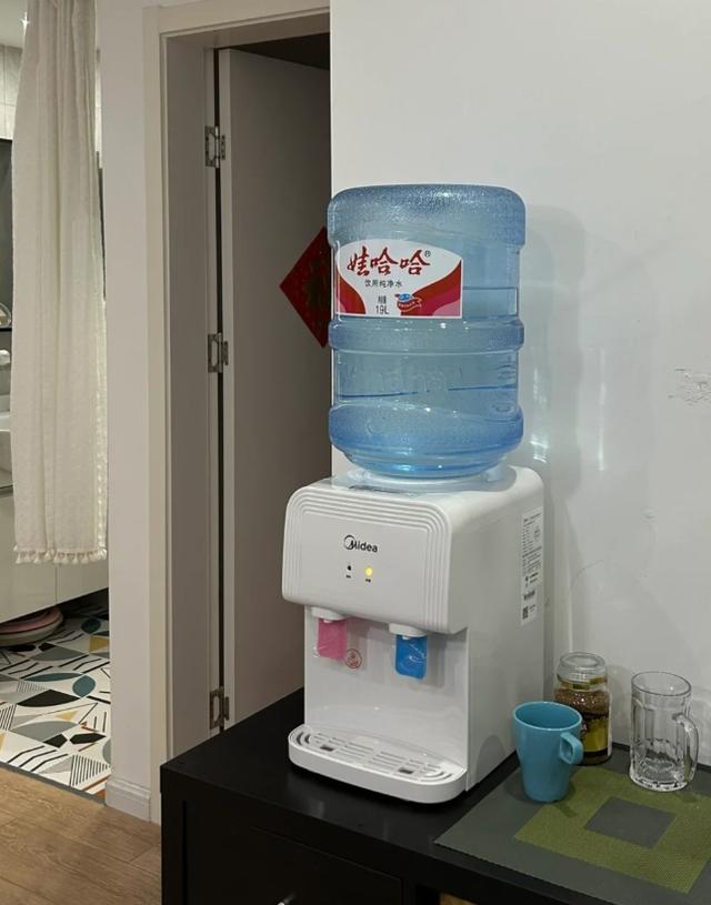放桶装水的“饮水机”，为什么很少见了？网友：沦为时代的眼泪