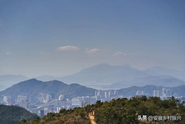 豆瓣评分8.8，这部纪录片的主角始终是那座山