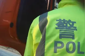 眼神躲闪？一查事儿不少，货车逾期未年检，驾驶证准驾车型与实际不符，该驾驶员已被处罚图片