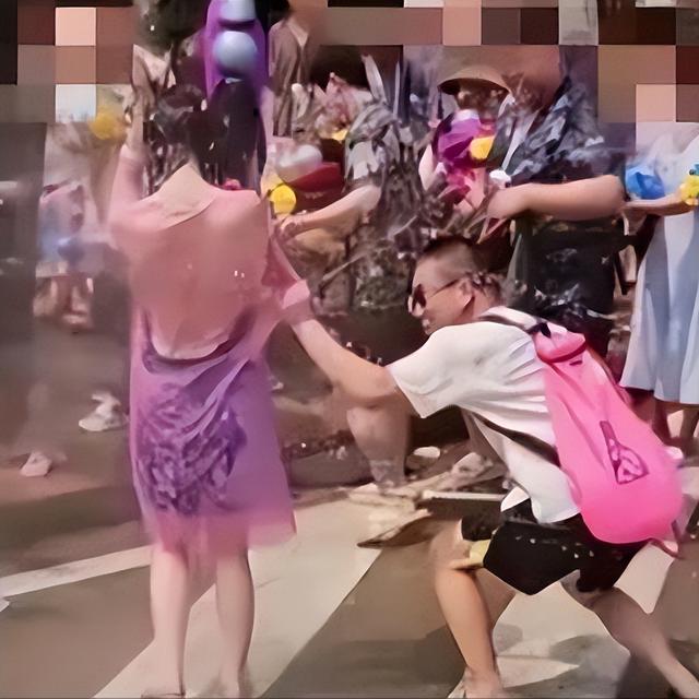 滚出中国！云南泼水节炸出一群“男流氓”，当众扒衣喷私处太龌龊