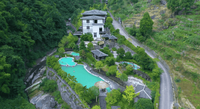 成都出发2.5h刹拢最绝红叶之城！秋色媲美九寨，一城吃够三省美食！更有山林温泉泡过瘾！