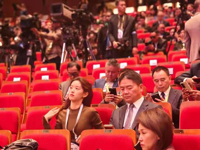 刘强东与章泽天在韩国APEC峰会上的亮相，与其说是商业大佬的天