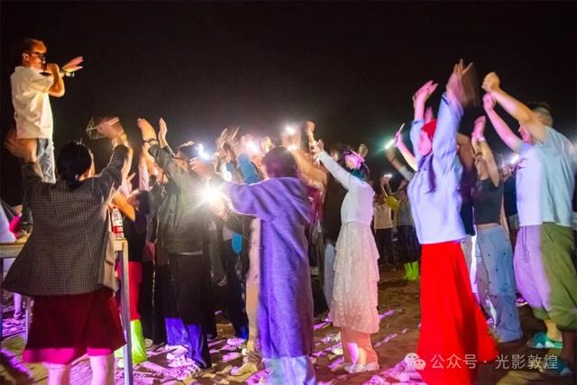 大漠敦煌：美丽烟花浪漫篝火点燃夜经济活力