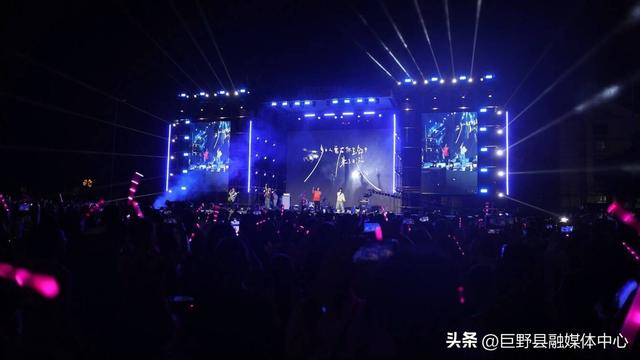 巨野：啤酒+足球+音乐 多彩活动引爆夏日夜经济