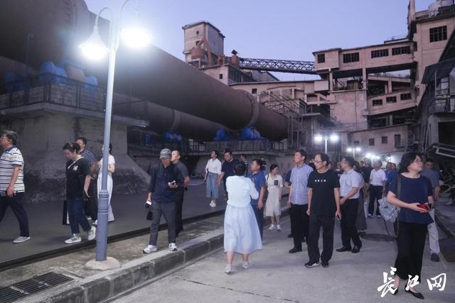 全国网媒总编辑“探秘”华新1907：百年老厂如何“圈粉”新时代？