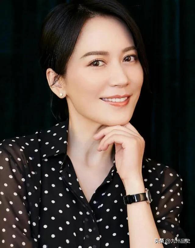 至今未婚未育，身边却有男人陪了近20年！54岁的她才是真人间清醒