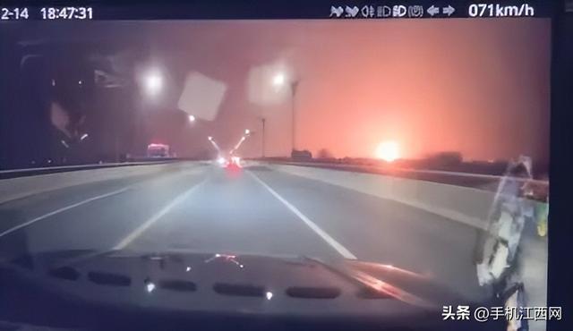 河南洛阳夜晚腾起巨大火焰，一工厂火光冲天，县镇政府：再生资源公司发生火情，无伤亡