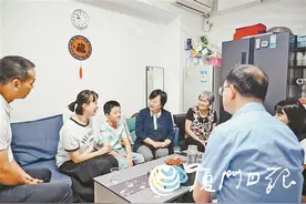 “00后”老师开始家访！厦门中小学幼儿园校长、老师进社区进家庭正在进行图片