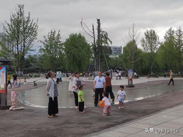 打卡北湖公园：读懂南充的文化密码与生活温度/乡行中国走进南充