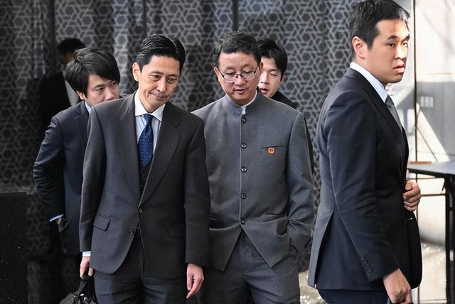 高市还没道歉，中日又出现新争端，日本要求解释 中方为何双手插兜