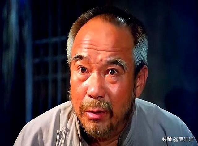 那年我和村花去河边摸鱼！她裙子突然滑落，她红着脸让我对她负责