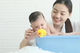 儿子几岁后，不能让妈妈帮洗澡？女儿和爸爸呢？图片