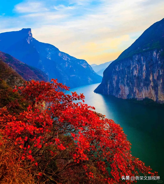 徒步三峡：霜叶漫山处，一步一千年