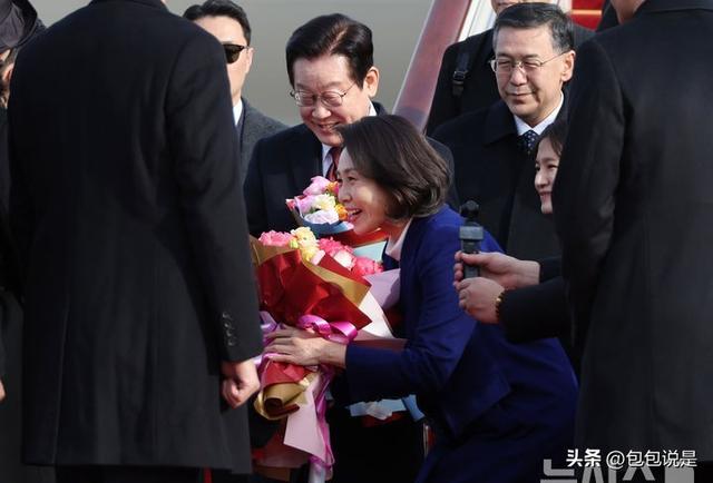 韩国第一夫人抵达北京啦！零下的气温光腿穿大衣，双排扣大衣很美