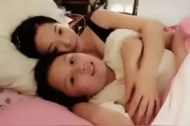 你敢相信吗？当众强吻30岁女儿，离奇的明星父母真离谱！图片