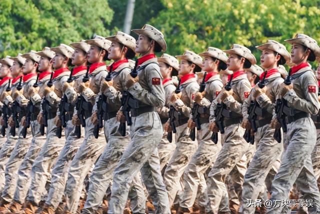 93受阅女兵参加婚礼被骂惨！网友：穿这套衣服去是几个意思？