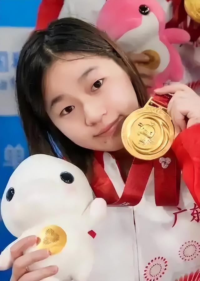 全红婵铜像进校园引热议，意外暴露她“真实处境”，令人心疼