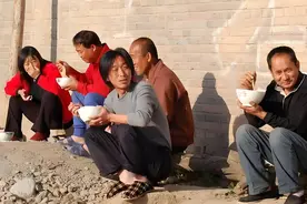 老祖宗说“穷吃烫饭，死吃泡饭”，啥意思？有道理吗？图片