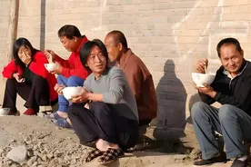 老祖宗说“穷吃烫饭，死吃泡饭”，啥意思？有道理吗？图片