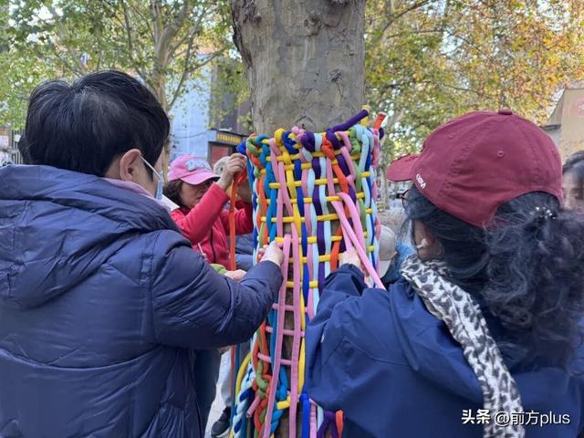 “多巴胺”树衣 点亮古城冬日盛景