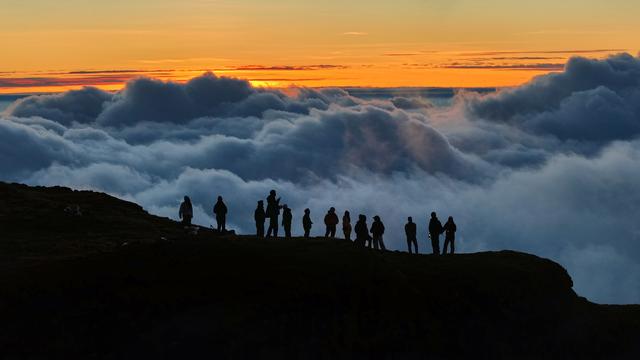 破晓熔金，云海奔涌！轿子山云海日出进入“最佳观赏期”